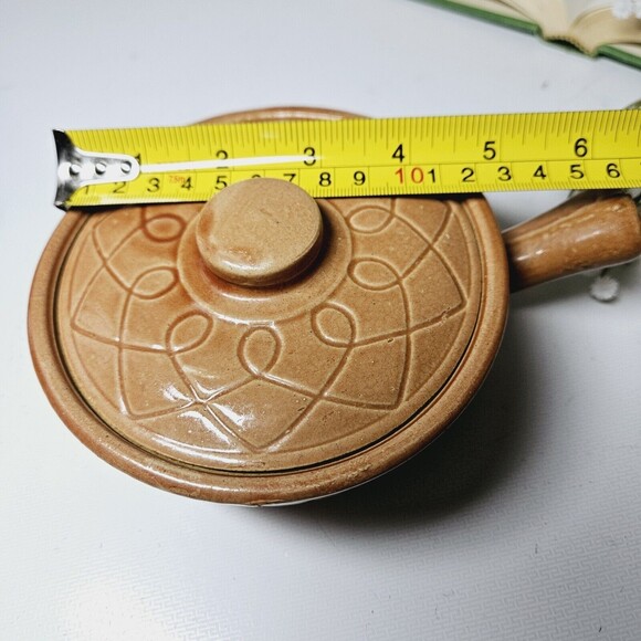 Vintage USA Stoneware Lidded Pottery Soup Chili Bean Crock Caramel Etched Handle - Picture 7 of 10